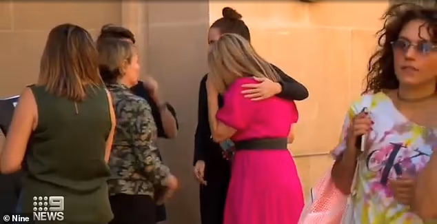 Жена премьера Австралии не сдержала слез, провожая его в Украину (видео)